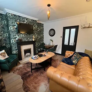 Contemporary & Chic Inner Terrace 5 Mins From Town Centre Barnsley